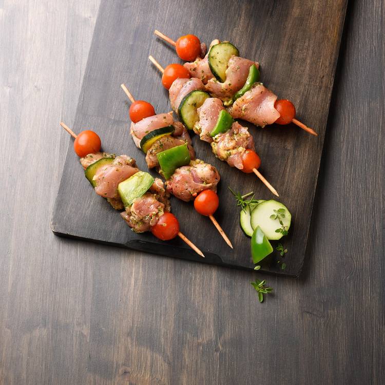 Les Brochettes de cuisses de poulet garrigue aux légumes
